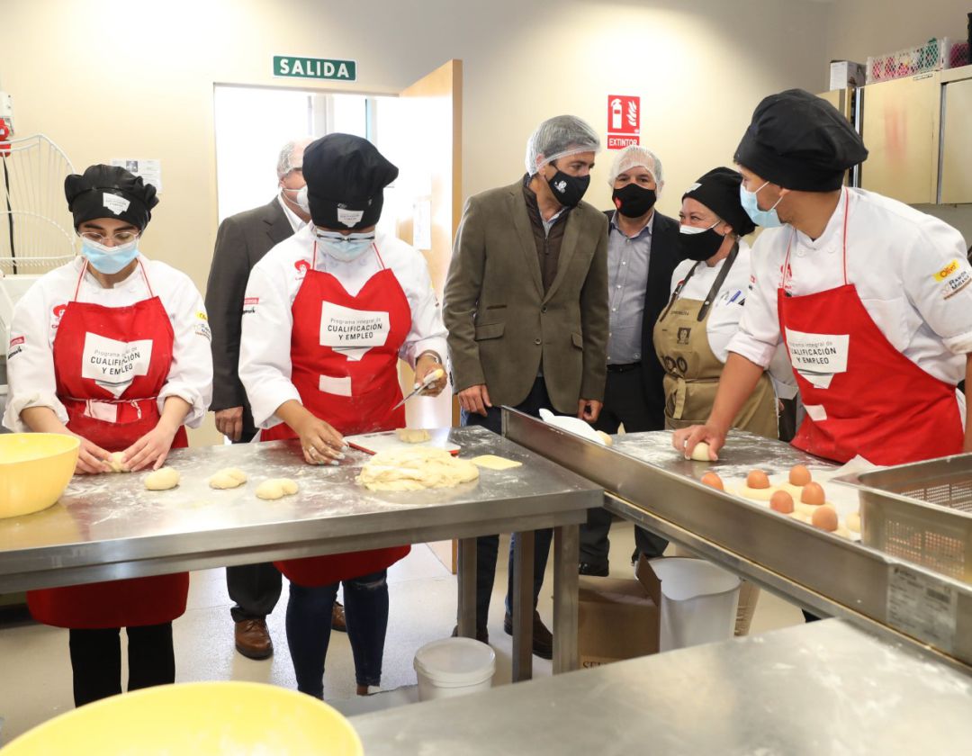 El presidente del PP y de la Diputación, Carlos Mazón, en su visita hoy a Alicante Gastronómica. El presidente del PP y de la Diputación, Carlos Mazón, en su visita hoy a Alicante Gastronómica.