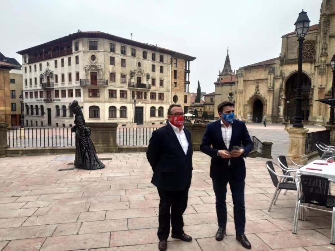 Los presidentes de Hostelería de España, José Luis Yzuel (Izda.) y de OTEA, José Luis Álvarez Almeida (Dcha.), posan en la plaza de la Catedral Los presidentes de Hostelería de España, José Luis Yzuel (Izda.) y de OTEA, José Luis Álvarez Almeida (Dcha.), posan en la plaza de la Catedral