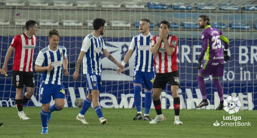 El conjunto berciano tuvo que levantar un adverso marcador tras los tantos de Iñaki del Logroñés por partida doble. El conjunto berciano tuvo que levantar un adverso marcador tras los tantos de Iñaki del Logroñés por partida doble.