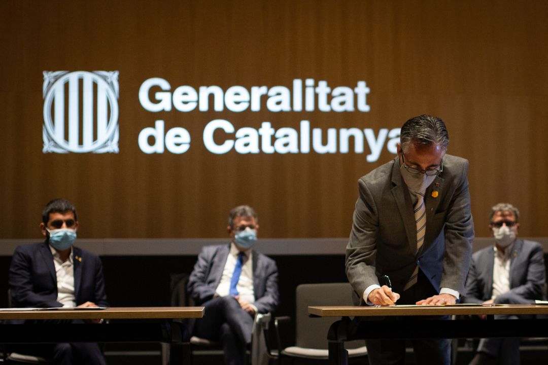El conseller de Empresa y Conocimiento de la Generalitat, Ramon Tremosa, durante la firma de un acuerdo de pobreza energética El conseller de Empresa y Conocimiento de la Generalitat, Ramon Tremosa, durante la firma de un acuerdo de pobreza energética