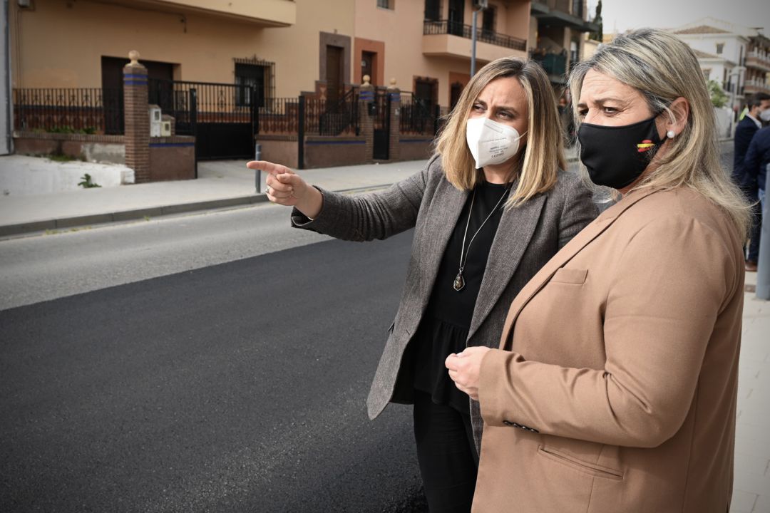 La consejera de Fomento, Marifrán Carazo, y la alcaldesa de Las Gabias, Maria Merinda Sábada, durante la visitas a las obras que está realizando la Junta en el municipio granadino La consejera de Fomento, Marifrán Carazo, y la alcaldesa de Las Gabias, Maria Merinda Sábada, durante la visitas a las obras que está realizando la Junta en el municipio granadino