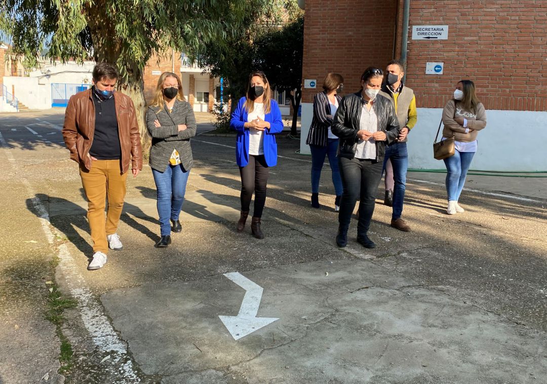La alcaldesa de La Carolina, Yolanda Reche (centro), junto a responsables de la comunidad educativa del colegio, visita el patio del centro. La alcaldesa de La Carolina, Yolanda Reche (centro), junto a responsables de la comunidad educativa del colegio, visita el patio del centro.