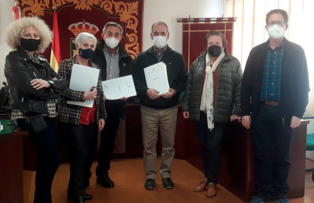 El alcalde de Quesada, Manuel Vallejo (tercero por la derecha), acompañado del concejal de Cultura, Juan Antonio López (primero por la derecha) y de familiares del escultor. El alcalde de Quesada, Manuel Vallejo (tercero por la derecha), acompañado del concejal de Cultura, Juan Antonio López (primero por la derecha) y de familiares del escultor.