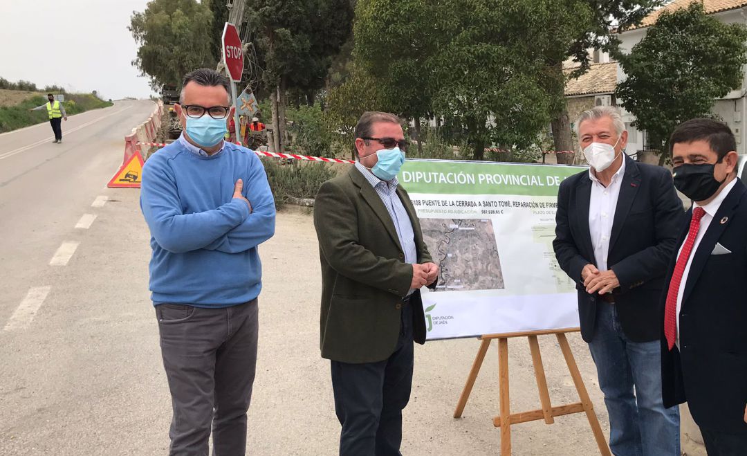 El presidente de la Diputación de Jaén, Francisco Reyes (primero por la dcha), acompañado del alcalde de autoridades locales y provinciales. El presidente de la Diputación de Jaén, Francisco Reyes (primero por la dcha), acompañado del alcalde de autoridades locales y provinciales.