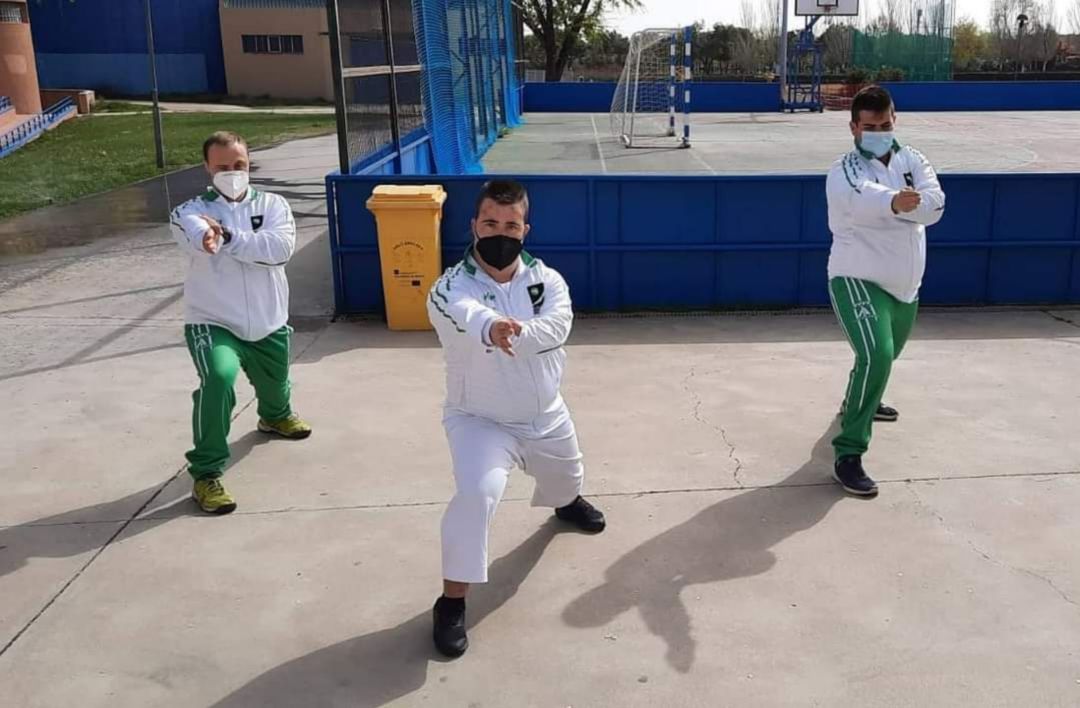 Antonio García en el centro junto a otros dos alumnos Antonio García en el centro junto a otros dos alumnos