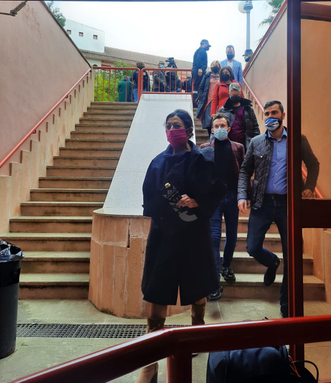 Anterior equipo de gobierno entrando en el salón de plenos, el día que fue expulsado por la moción de censura. Anterior equipo de gobierno entrando en el salón de plenos, el día que fue expulsado por la moción de censura.