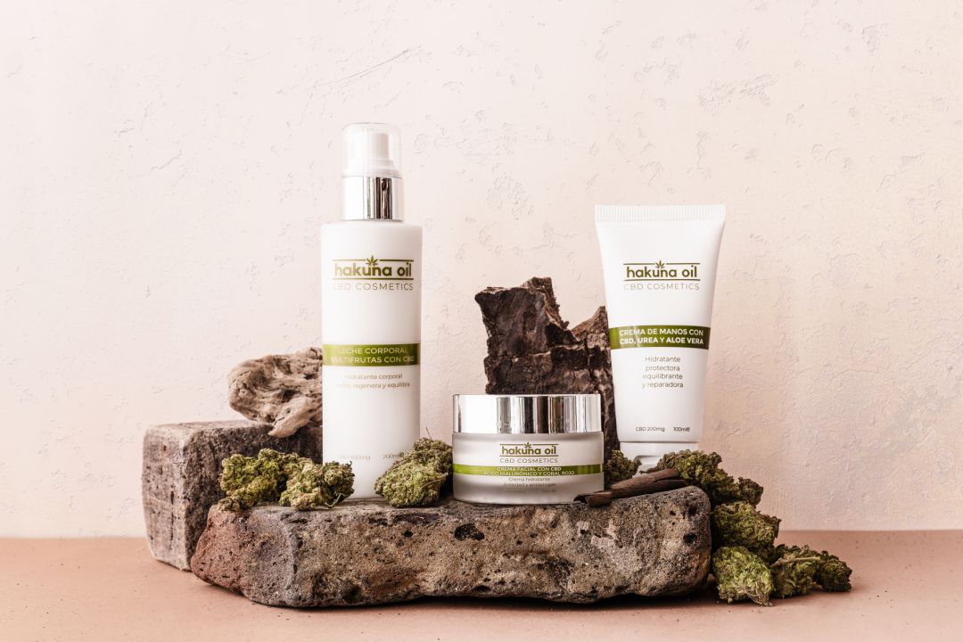 Bodegón de productos de CBD Cosmetics hakuna Oil: crema facial, crema de manos y leche corporal.
Bodegón de productos de CBD Cosmetics hakuna Oil: crema facial, crema de manos y leche corporal.
