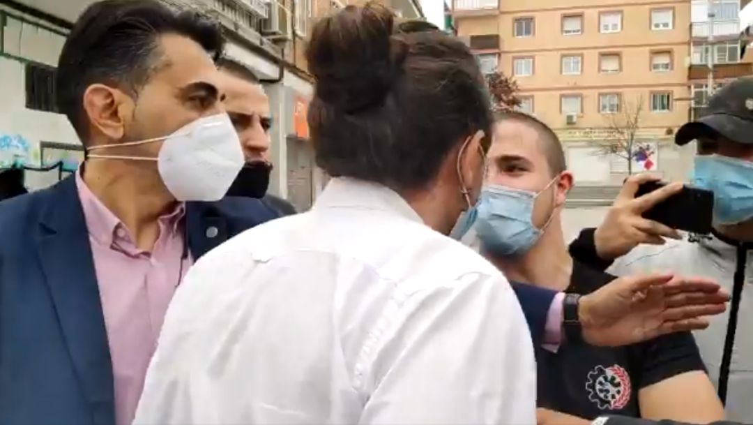 Captura del vídeo en el que se ve al líder de Unidas Podemos enfrentarse a un grupo de manifestantes que lo recibían con el saludo fascista. Captura del vídeo en el que se ve al líder de Unidas Podemos enfrentarse a un grupo de manifestantes que lo recibían con el saludo fascista.