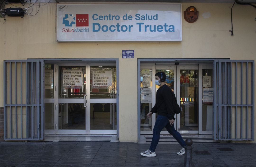 Una persona camina al lado del centro de salud Miguel Servet, en Madrid. Una persona camina al lado del centro de salud Miguel Servet, en Madrid.