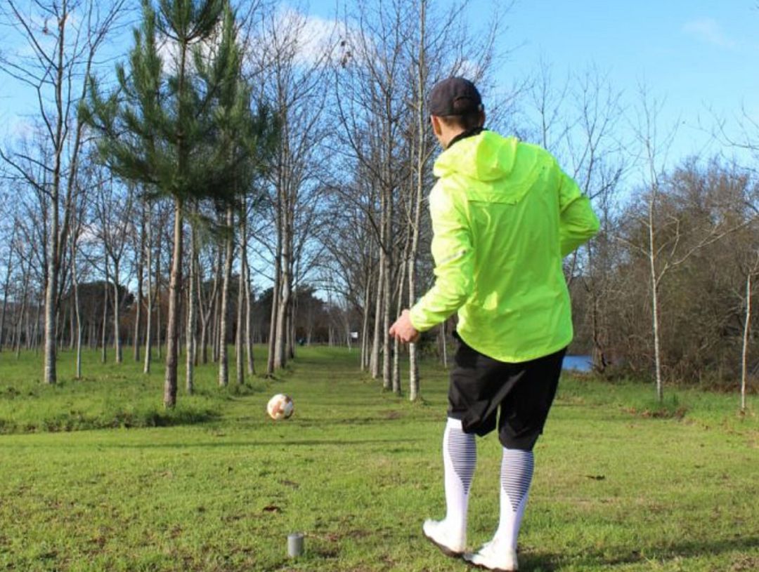 Un jugador de Footgolf durante un campeonato en el campo de As Faias en O Rosal. Un jugador de Footgolf durante un campeonato en el campo de As Faias en O Rosal.