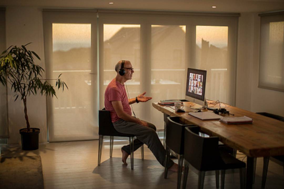 Trabajador teleformándose desde casa. Trabajador teleformándose desde casa.