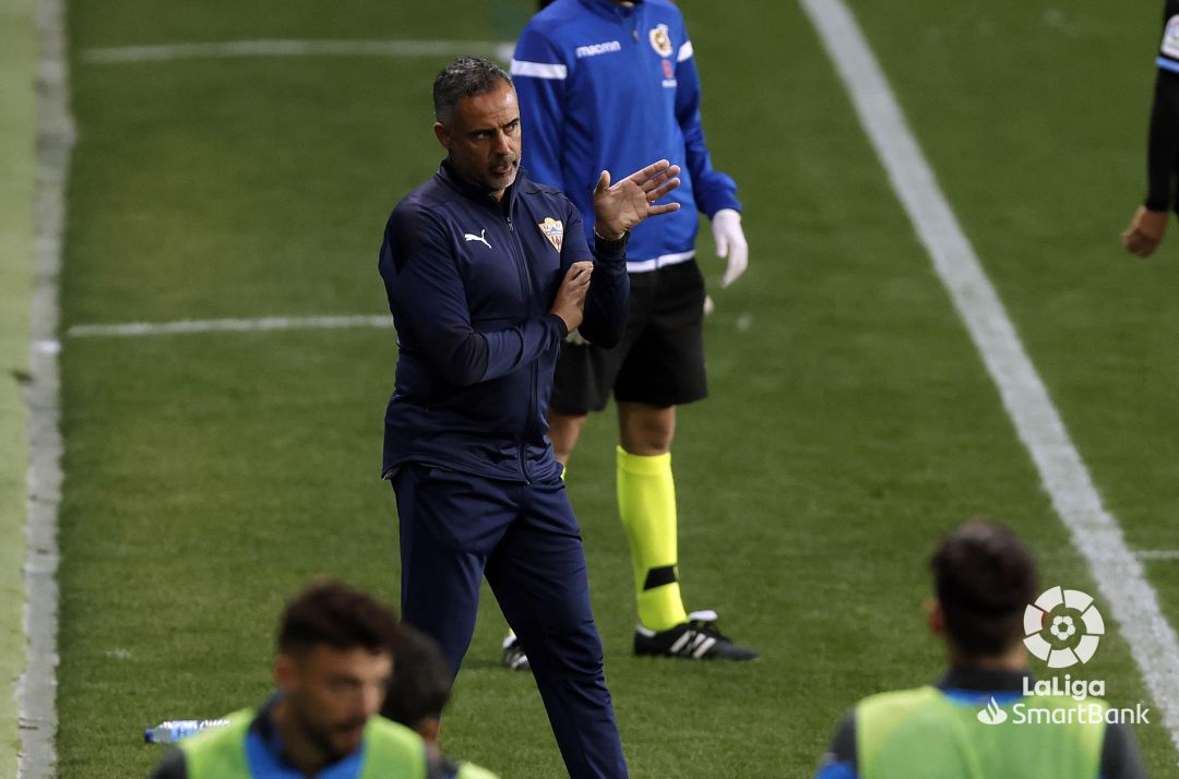 José Gomes muy concentrado en el partido de Málaga. José Gomes muy concentrado en el partido de Málaga.
