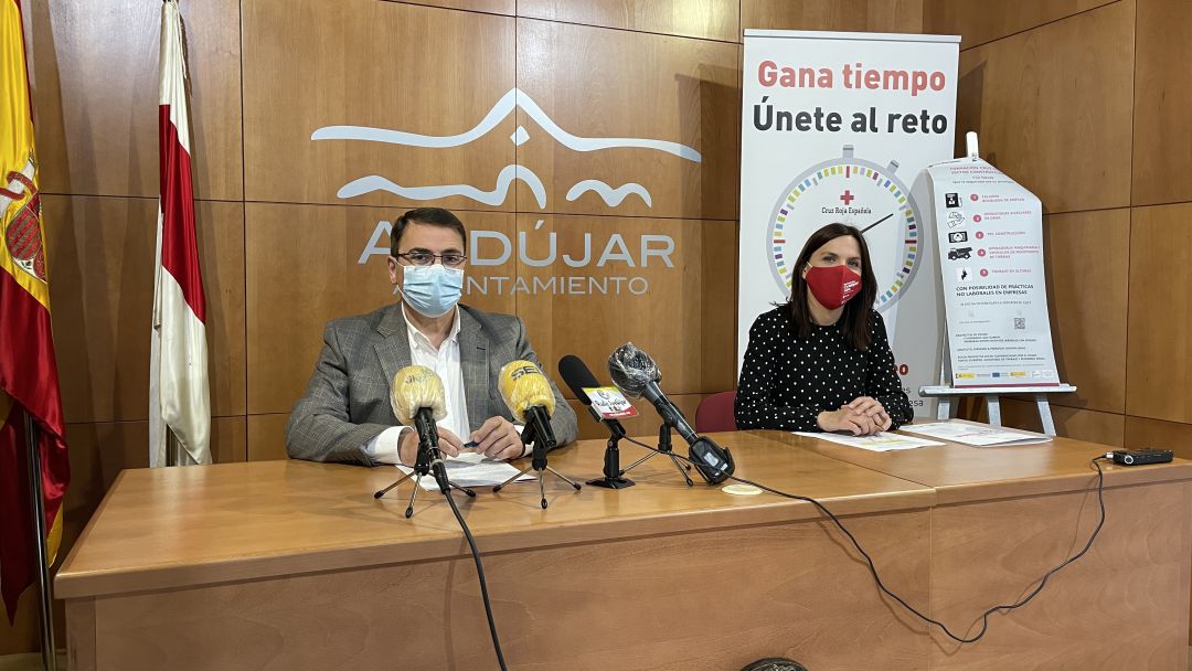 Pedro Luis Rodríguez y Maria Córdoba presentando una nueva oferta formativa. Pedro Luis Rodríguez y Maria Córdoba presentando una nueva oferta formativa.