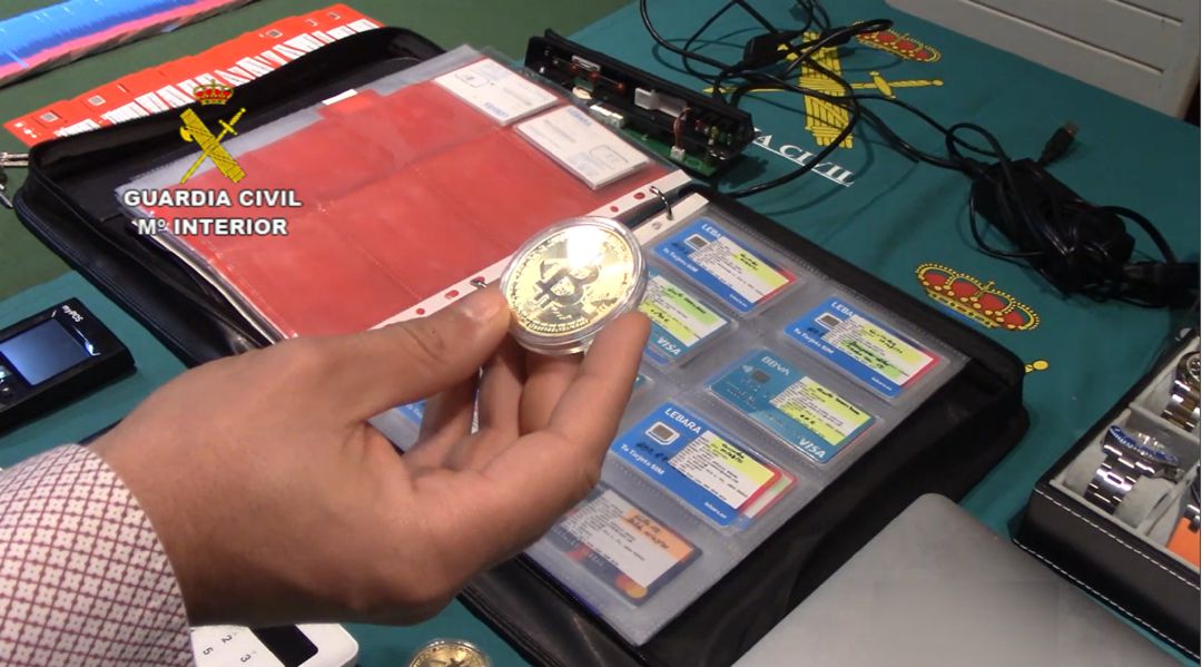 En la operación se han intervenido más de 400 tarjetas SIM, medio centenar de tarjetas bancarias, un monedero electrónico para almacenar criptomonedas, 20.000 euros en efectivo y equipos informáticos para cometer los delitos; también una placa falsificada de Policía o una escopeta de aire comprimido. En la operación se han intervenido más de 400 tarjetas SIM, medio centenar de tarjetas bancarias, un monedero electrónico para almacenar criptomonedas, 20.000 euros en efectivo y equipos informáticos para cometer los delitos; también una placa falsificada de Policía o una escopeta de aire comprimido.