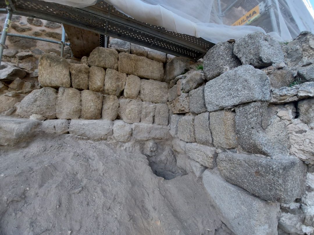Hallazgo de la muralla Omeya del siglo IX que ha aparecido en un tramo de la muralla medieval Hallazgo de la muralla Omeya del siglo IX que ha aparecido en un tramo de la muralla medieval