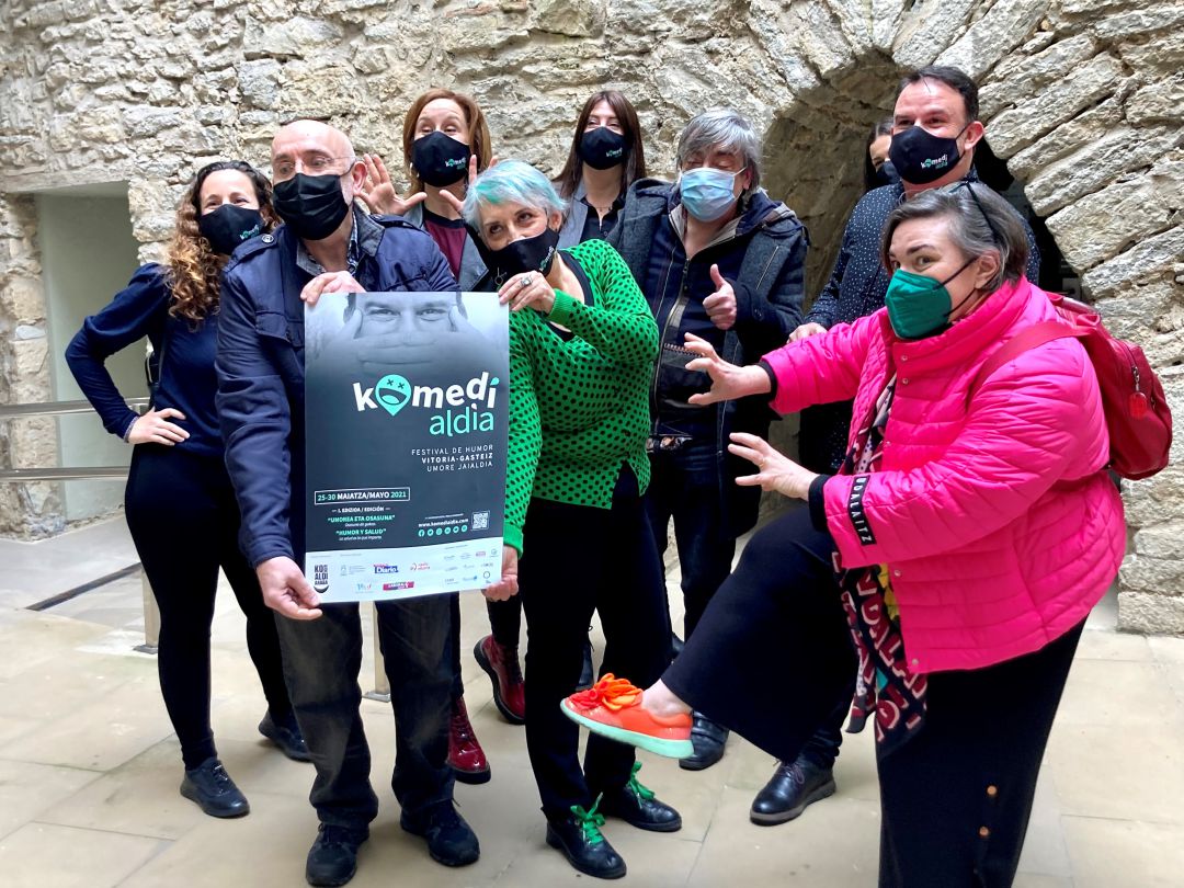 Colaboradores del I Festival de Humor de Vitoria, en la presentación de este martes, en el Palacio Villasuso Colaboradores del I Festival de Humor de Vitoria, en la presentación de este martes, en el Palacio Villasuso