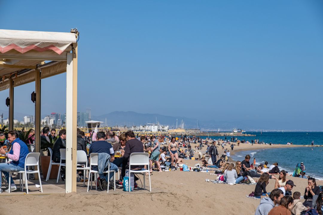 Clientes de un chiringuito de la Barceloneta, frente a la playa más popular de la capital catalana, este domingo. Clientes de un chiringuito de la Barceloneta, frente a la playa más popular de la capital catalana, este domingo.