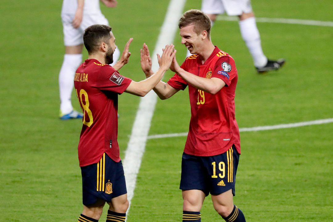 Jordi Alba y Dani Olmo celebrando el primer gol de España ante Kosovo. Jordi Alba y Dani Olmo celebrando el primer gol de España ante Kosovo.