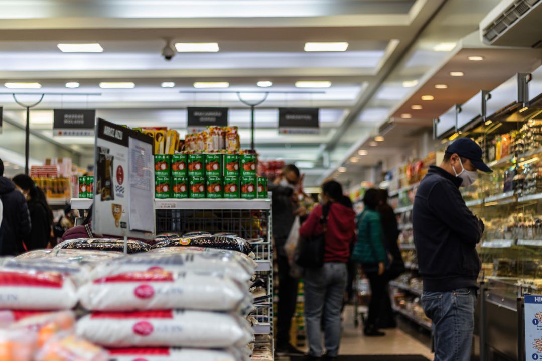 Gente comprando en un supermercado. Gente comprando en un supermercado.