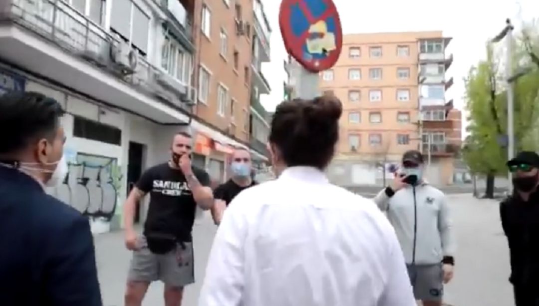 Pablo Iglesias se encara al grupo ultra. Pablo Iglesias se encara al grupo ultra.