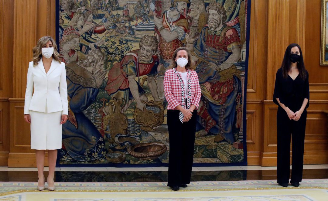 La ministra de Trabajo y nueva vicepresidenta tercera, Yolanda Díaz; la ministra de Economía y nueva vicepresidenta segunda Nadia Calviño y la nueva ministra de Derechos Sociales Ione Belarra durante la ceremonia de jura o promesa de sus nuevos cargos ante el rey. La ministra de Trabajo y nueva vicepresidenta tercera, Yolanda Díaz; la ministra de Economía y nueva vicepresidenta segunda Nadia Calviño y la nueva ministra de Derechos Sociales Ione Belarra durante la ceremonia de jura o promesa de sus nuevos cargos ante el rey.