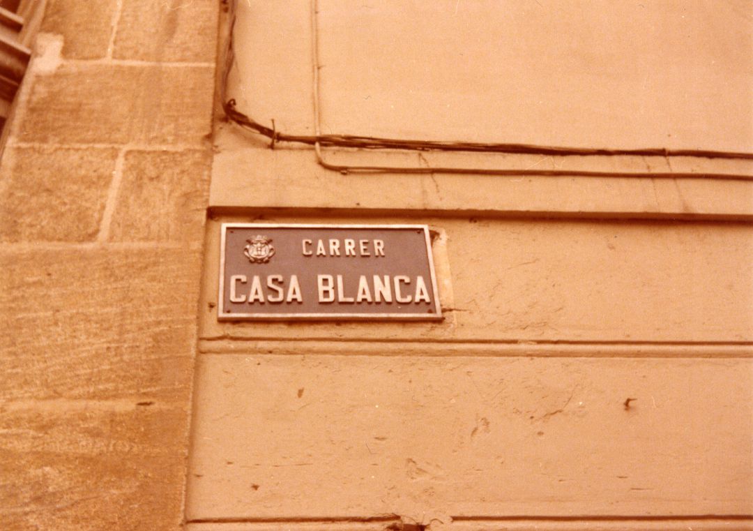 Placa amb l'actual denominació del carrer Casa Blanca Placa amb l'actual denominació del carrer Casa Blanca