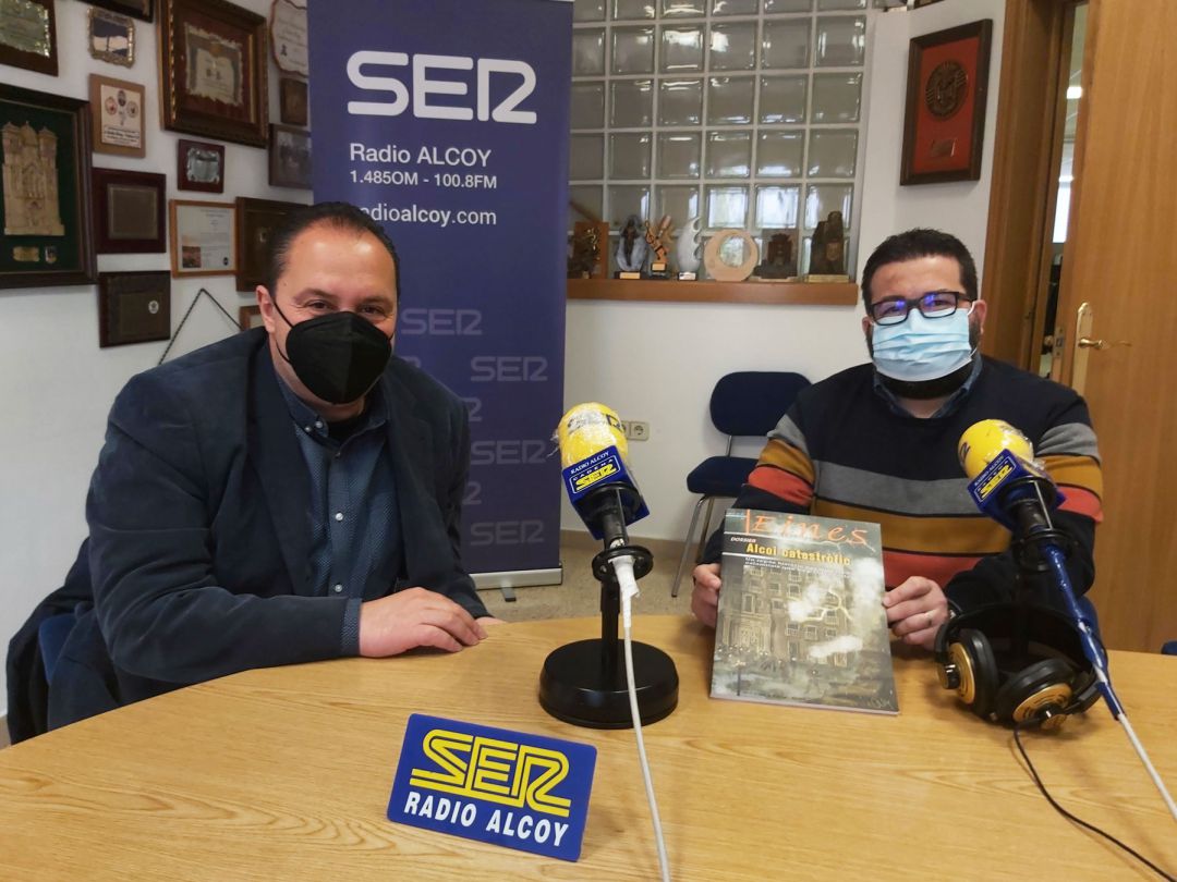 Toni González y Lluís Vidal, que sostiene un ejemplar de la revista Eines, en el estudio central de Radio Alcoy Toni González y Lluís Vidal, que sostiene un ejemplar de la revista Eines, en el estudio central de Radio Alcoy