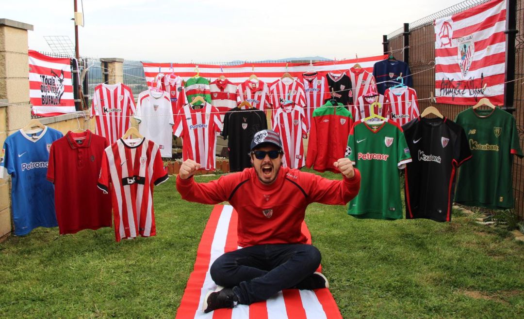 Aficionado del Athletic Club rodeado de sus 'tesoros' Aficionado del Athletic Club rodeado de sus 'tesoros'