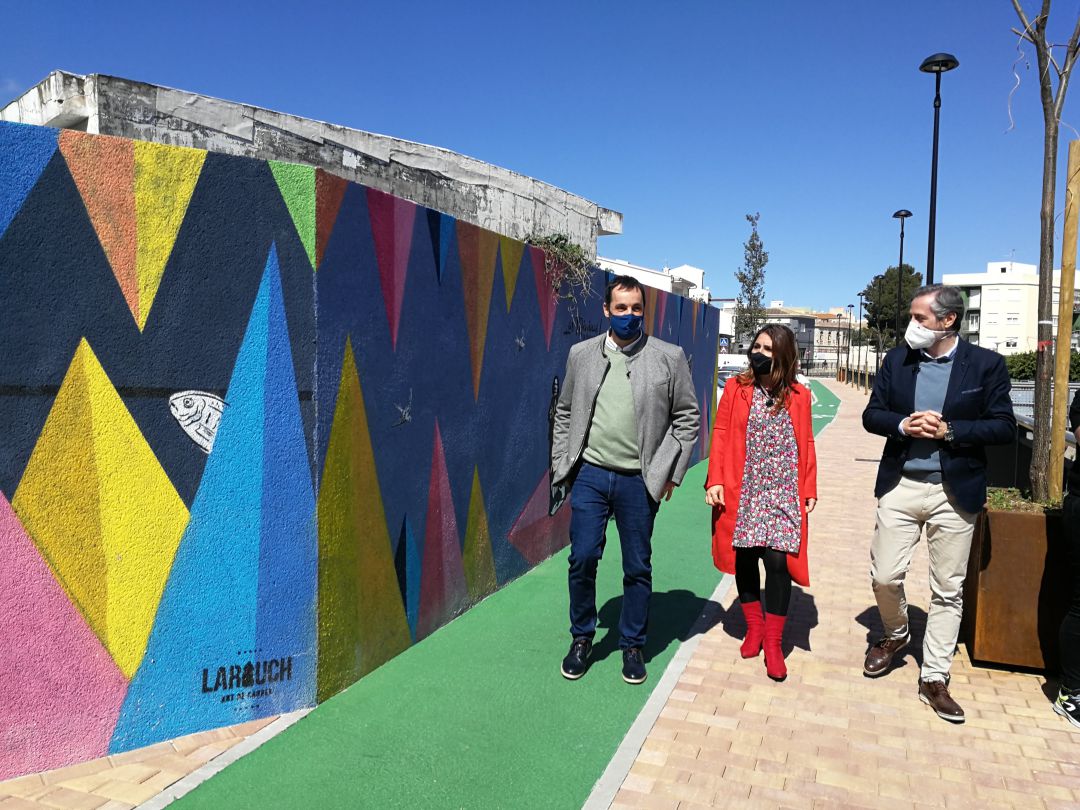 El alcalde, José Ramiro, y la concejala de Cultura, Raquel Mengual sobre un mural de arte urbano. El alcalde, José Ramiro, y la concejala de Cultura, Raquel Mengual sobre un mural de arte urbano.