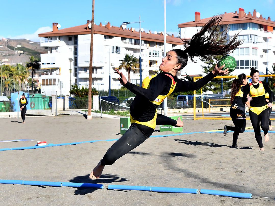 Juvenil nacional lanzando a portería. Juvenil nacional lanzando a portería.