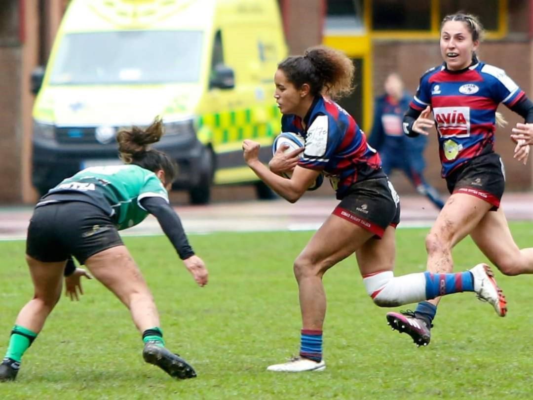 Asmae, en el centro, en un partido con su equipo Avia Eibar Rugby Taldea Asmae, en el centro, en un partido con su equipo Avia Eibar Rugby Taldea
