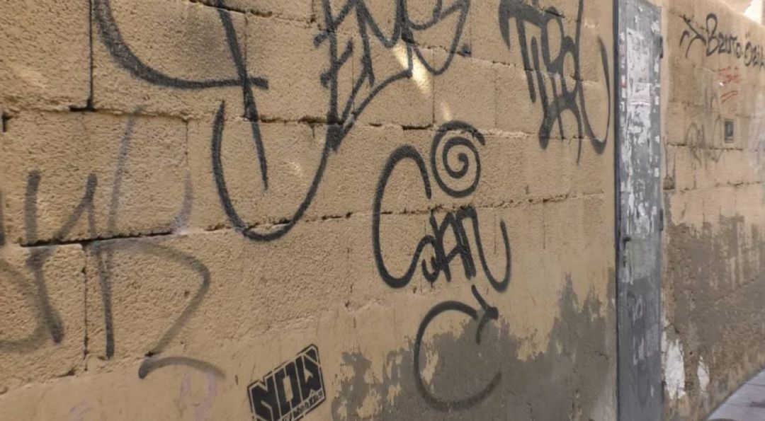 Dos hombres detenidos por pintadas y actos vandálicos en La Hoya Dos hombres detenidos por pintadas y actos vandálicos en La Hoya