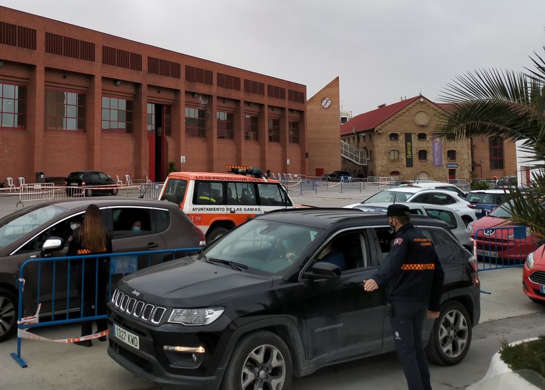 Voluntarios de Protección Civil de Las Gabias (Granada) colaboran con sus compañeros de Armilla en el dispositivo de vacunación masiva contra la covid instalado en la Feria de Muestras Voluntarios de Protección Civil de Las Gabias (Granada) colaboran con sus compañeros de Armilla en el dispositivo de vacunación masiva contra la covid instalado en la Feria de Muestras