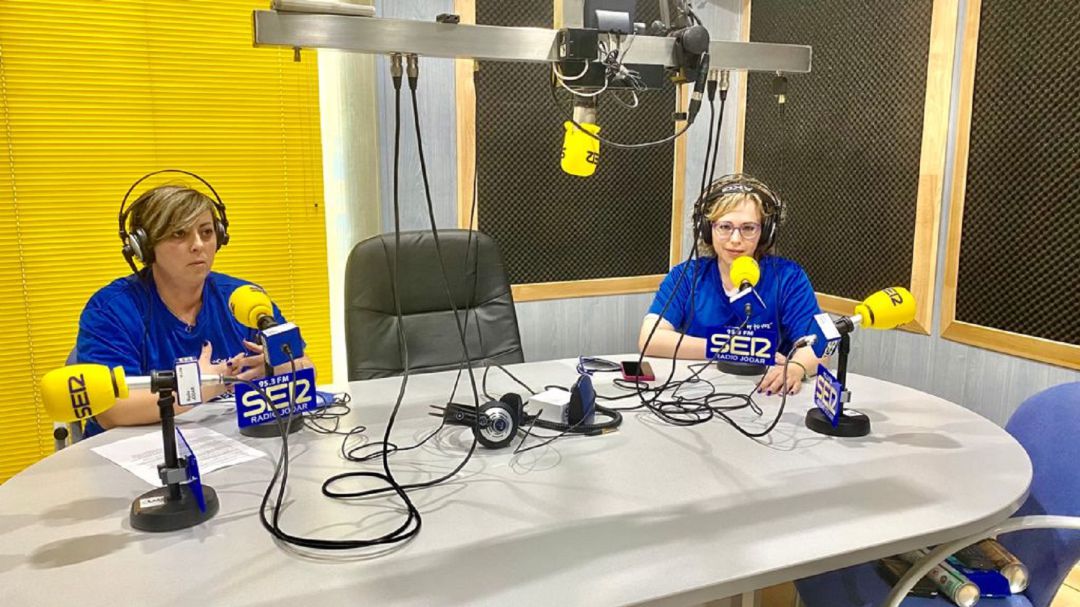 Momento de la entrevista, Juani Vílchez, presidenta, a la izquierda, y María Comino, a la derecha Momento de la entrevista, Juani Vílchez, presidenta, a la izquierda, y María Comino, a la derecha