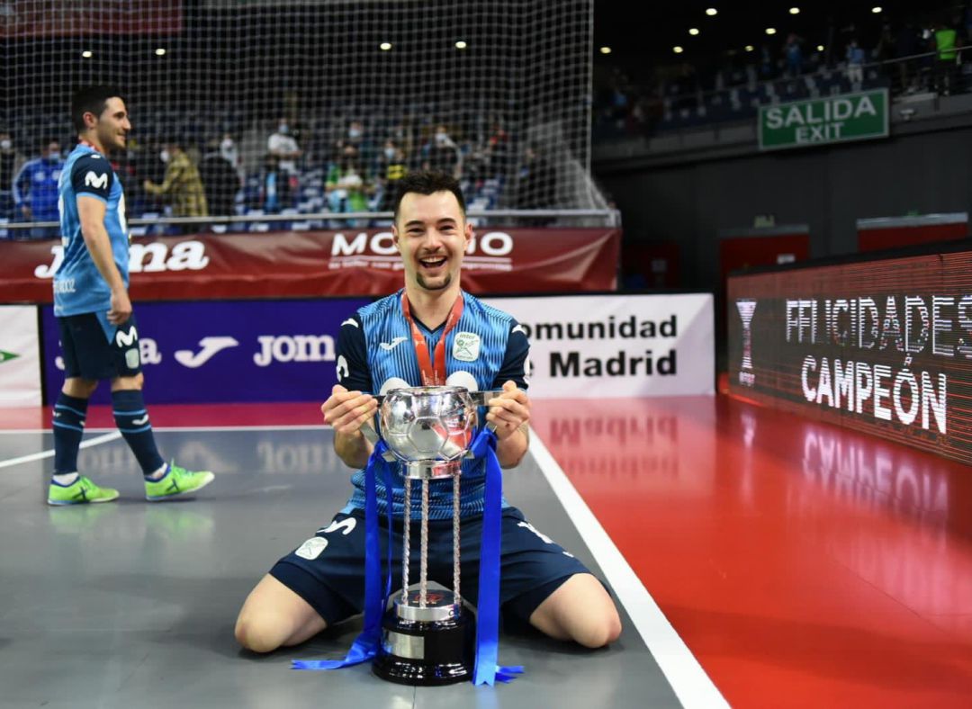 Dani Saldise con el título de campeón de Copa Dani Saldise con el título de campeón de Copa