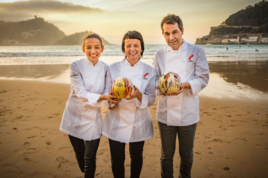 Fina Puigdevall, su hija Martina Puigvert y Javier Olleros, los trisoleados de 2020 posan en La Concha. Fina Puigdevall, su hija Martina Puigvert y Javier Olleros, los trisoleados de 2020 posan en La Concha.