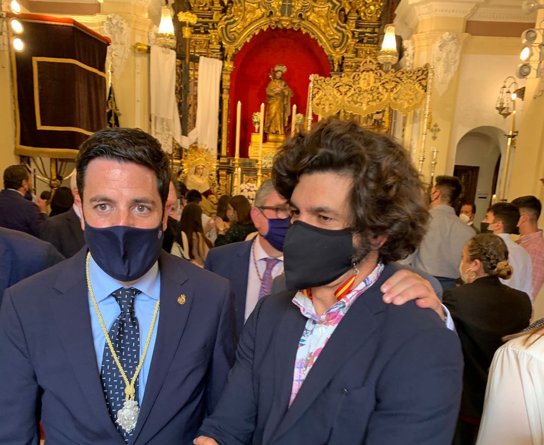 El diestro Morante de La Puebla, acompañado en el interior de la capilla por el hermano mayor del Baratillo, Luis Fernando Rodríguez El diestro Morante de La Puebla, acompañado en el interior de la capilla por el hermano mayor del Baratillo, Luis Fernando Rodríguez