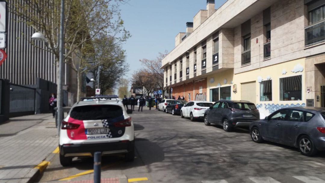 Varios vehículos policiales han tenido que intervernir para parar la reyerta en los Juzgados de Ciudad Real Varios vehículos policiales han tenido que intervernir para parar la reyerta en los Juzgados de Ciudad Real