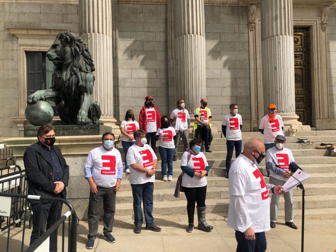 Lectura del manifiesto en las puertas del Congreso Lectura del manifiesto en las puertas del Congreso