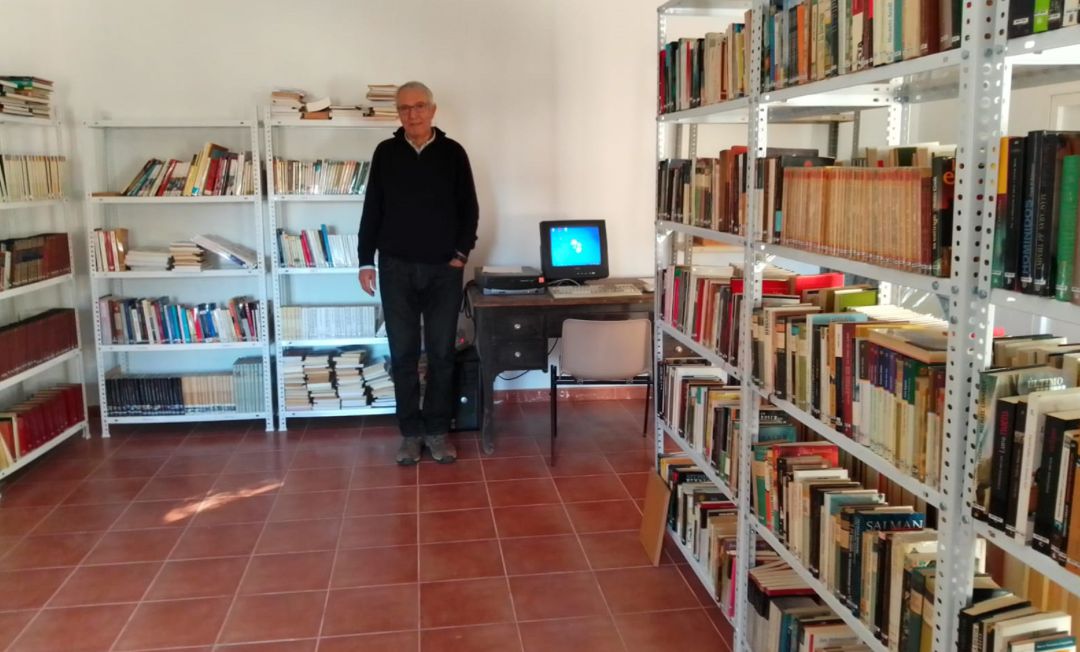Antonio Bernal en la biblioteca que ha creado en Collados, Sotorribas (Cuenca). Antonio Bernal en la biblioteca que ha creado en Collados, Sotorribas (Cuenca).