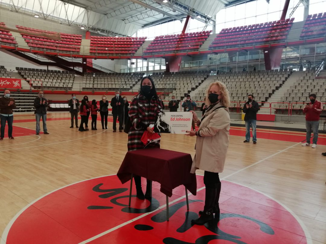 La mujer y una de las hijas de Ed Johnson muestran la placa de homenaje que se ubicará en una de las columnas del Palacio de Deportes de La Guía. La mujer y una de las hijas de Ed Johnson muestran la placa de homenaje que se ubicará en una de las columnas del Palacio de Deportes de La Guía.