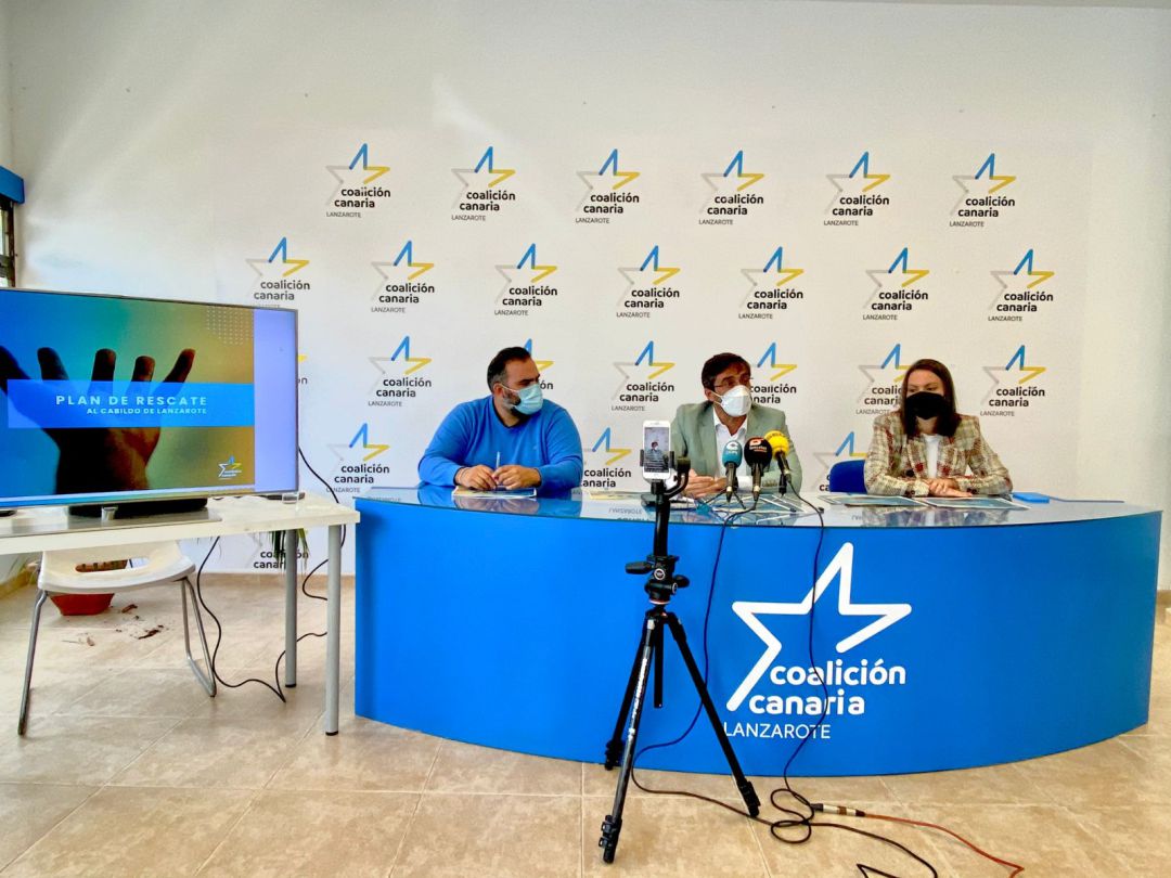 Samuel Martín, Pedro Sam Ginés y Migdalia Machín, consejeros de CC-PNC en el Cabildo de Lanzarote. Samuel Martín, Pedro Sam Ginés y Migdalia Machín, consejeros de CC-PNC en el Cabildo de Lanzarote.