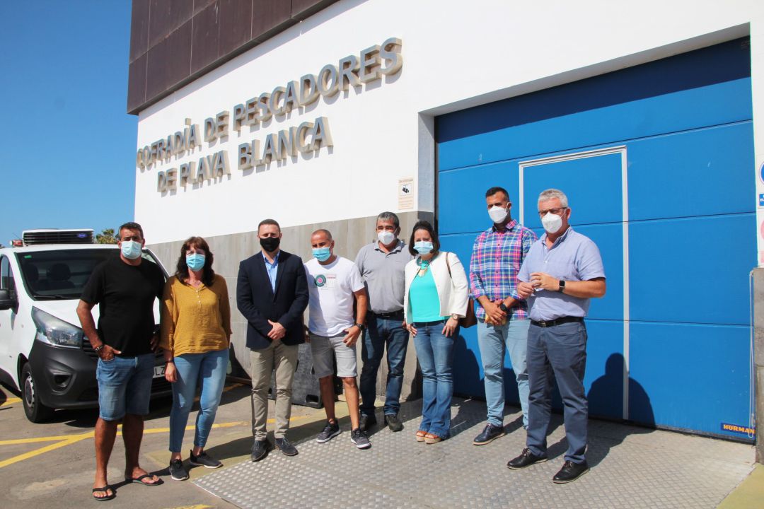 El alcalde de Yaiza, Óscar Noda, y el primer teniente de alcalde, Ángel Domínguez, con los representantes de las cofradías de pescadores. El alcalde de Yaiza, Óscar Noda, y el primer teniente de alcalde, Ángel Domínguez, con los representantes de las cofradías de pescadores.