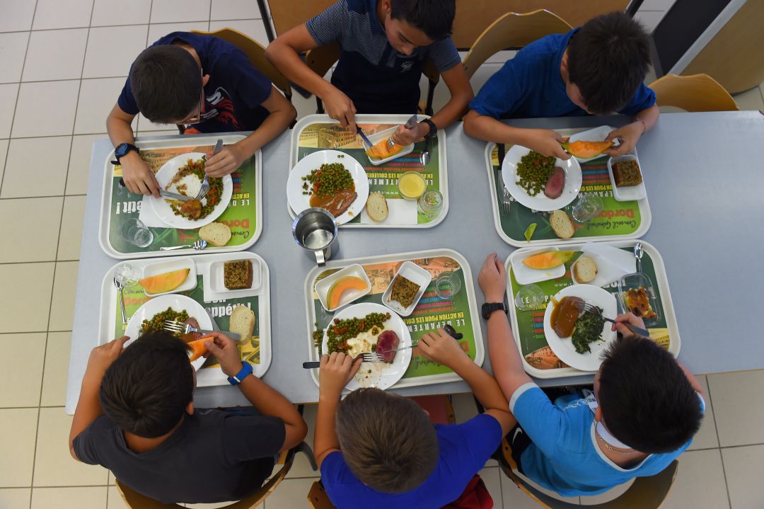 El número de comedores que salen a licitación son 206 así como 91 aulas matinales que suman 20.192 alumnos atendidos en prácticamente la mitad de los comedores escolares de la región
El número de comedores que salen a licitación son 206 así como 91 aulas matinales que suman 20.192 alumnos atendidos en prácticamente la mitad de los comedores escolares de la región