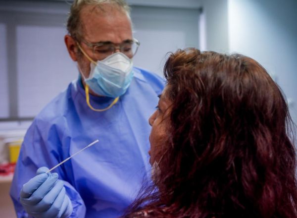 Un sanitario realiza una prueba PCR