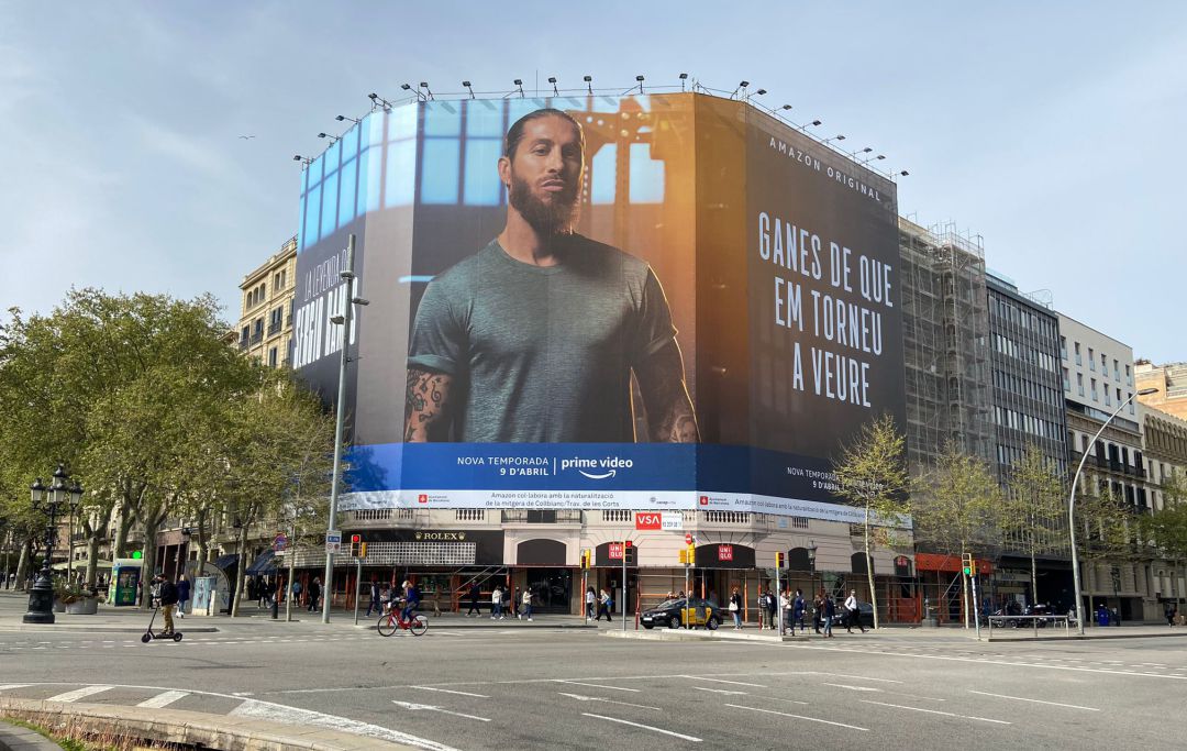 Pancarta de Amazon en el centro de Barcelona Pancarta de Amazon en el centro de Barcelona