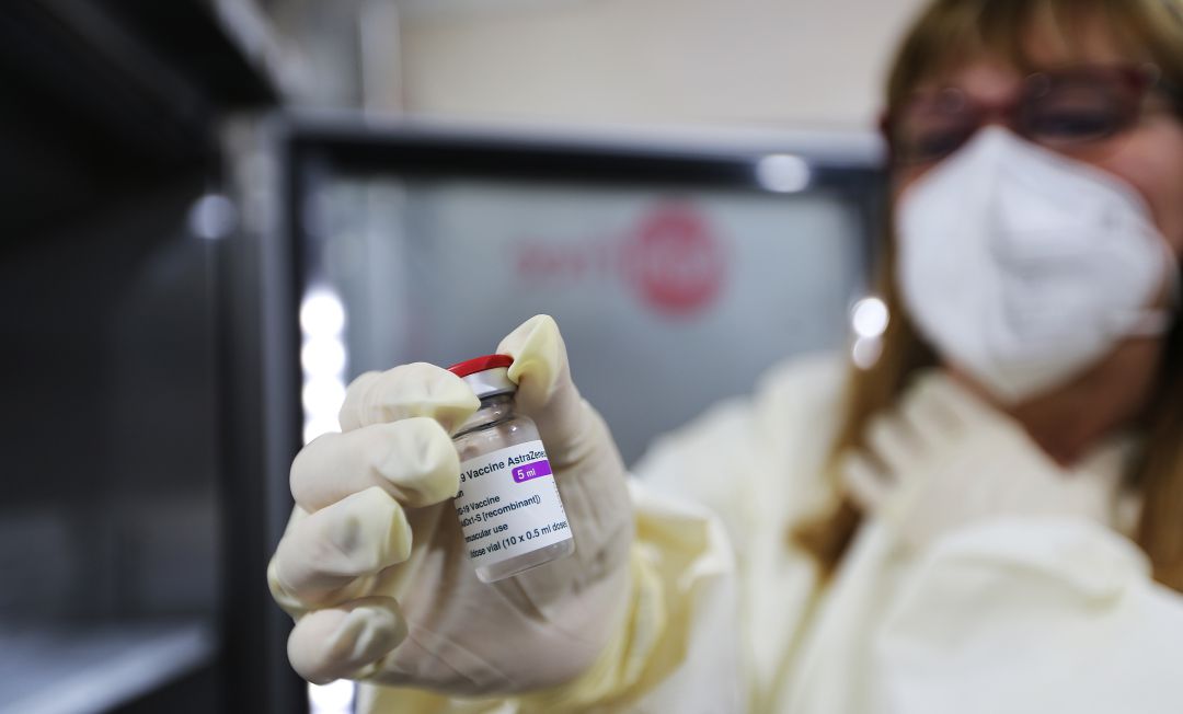 Una sanitaria con una dosis de la vacuna de AstraZeneca. Una sanitaria con una dosis de la vacuna de AstraZeneca.