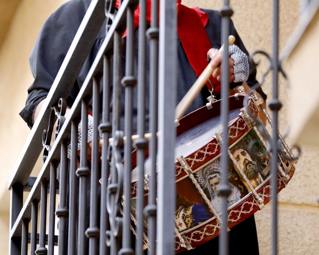 Un hombre toca el tambor durante la Tamborada de Miércoles Santo, a 31 de marzo de 2021, en el municipio de Hellín, Albacete Un hombre toca el tambor durante la Tamborada de Miércoles Santo, a 31 de marzo de 2021, en el municipio de Hellín, Albacete