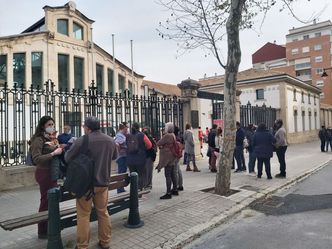 Profesores y personal vinculado a los colegios a las puertas del Complejo Eduardo Latorre durante el proceso de vacunación Profesores y personal vinculado a los colegios a las puertas del Complejo Eduardo Latorre durante el proceso de vacunación