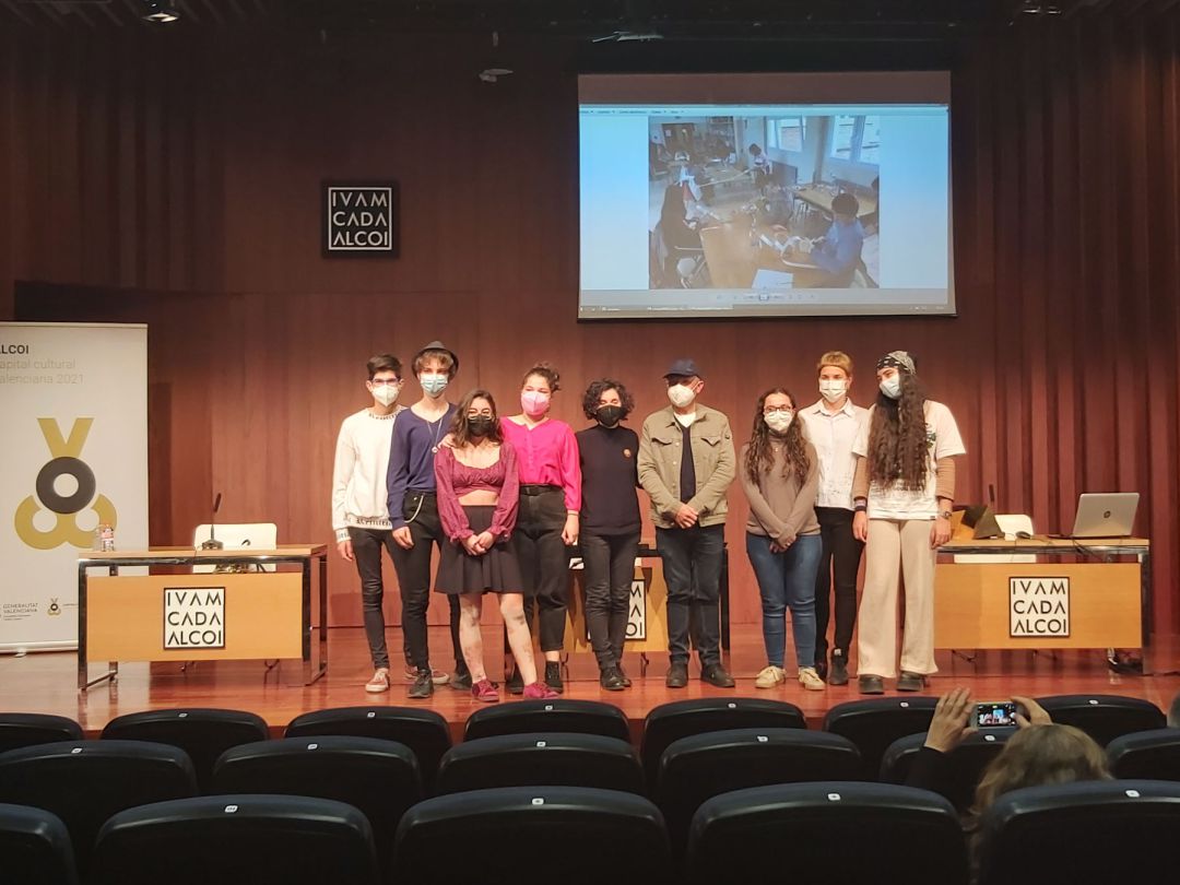 Rafael Amorós con los alumnos y profesoras participantes en este proyecto en el salón de actos de IVAM CADA Alcoi Rafael Amorós con los alumnos y profesoras participantes en este proyecto en el salón de actos de IVAM CADA Alcoi